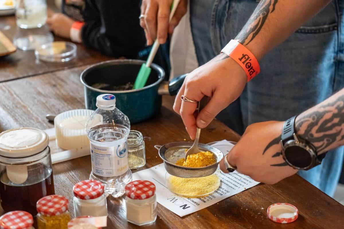 cocinando en el taller de biocueros